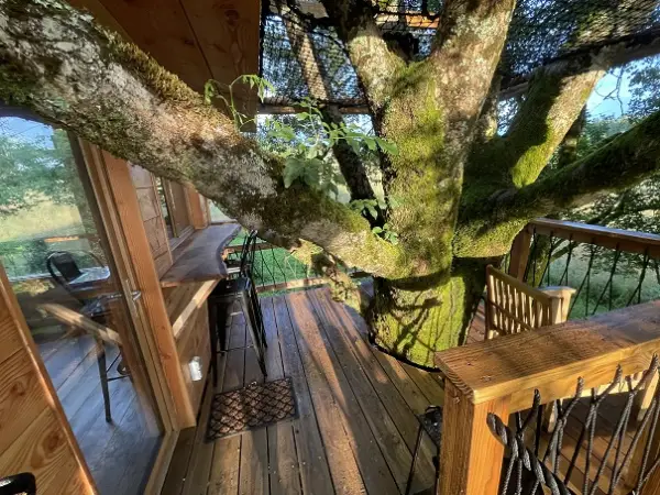 Terrasse cabane dans les arbres Dordogne