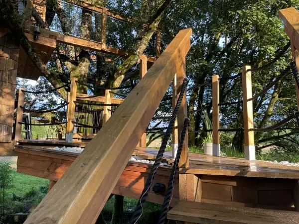 Accès escalier cabane dans les arbres Dordogne